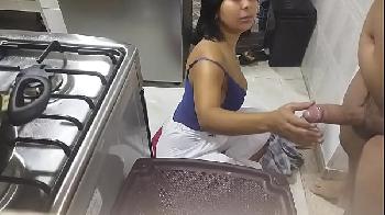 Novinha mamando na cozinha